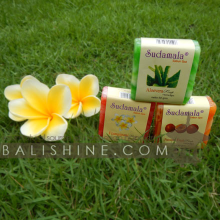 Balishine: Your natural source of indonesian handicraft presents in its Various collection the Natural Soap 50 gr:44ARJ557507:This natural soap is produced in Bali made from tropical pulp flower. WEIGHT 50grs.  Also available in aromas : Papaya, Chempaka,  Frangipani, Jasmine, Lavender, Sandalwood, Ylang-Ylang, Vanilla, Lotus.